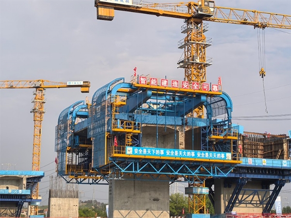 武漢北六環(huán)灄水河特大橋（雙幅公路橋）智慧筑橋機(jī)施工現(xiàn)場(chǎng)